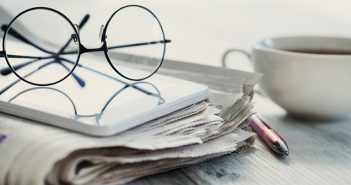 Journaux, lunette et tasse de café - la revue de presse de la formation professionnelle