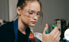 Jeune apprentie pour illustrer un article sur la baisse des aides à l'apprentissage en 2025