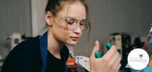 Jeune apprentie pour illustrer un article sur la baisse des aides à l'apprentissage en 2025